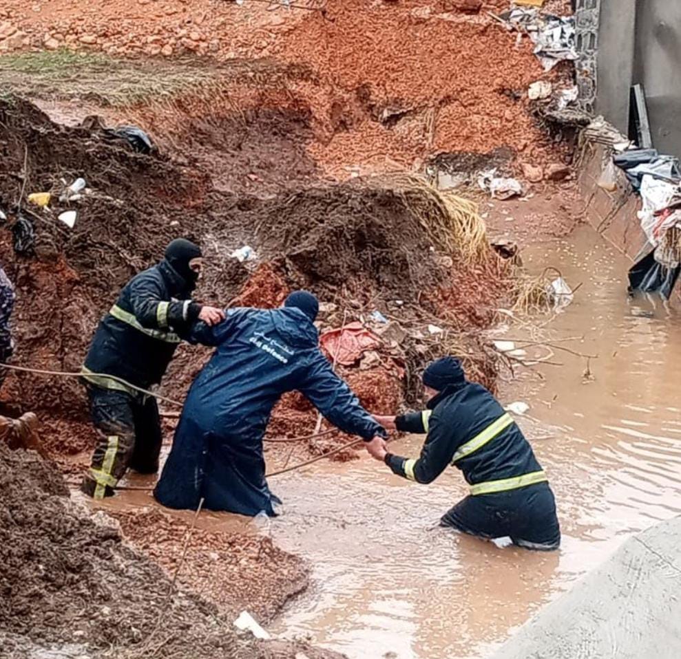 الأمن العام : كوادر الدفاع المدني أنقذت ثلاثة أشخاص علقوا في مجرى سيل بمحافظة الطفيلة
