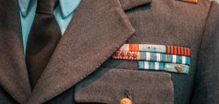 تفسير حلم رؤية الميت يرتدي بدلة عسكرية في المنام