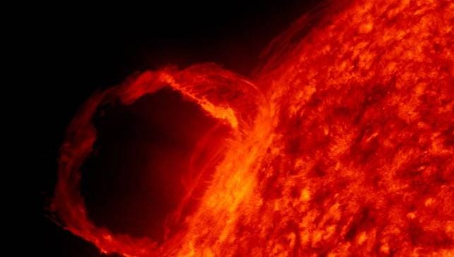 انفصال جزء من الشمس بشكل غامض يكشف أسراراً مذهلة