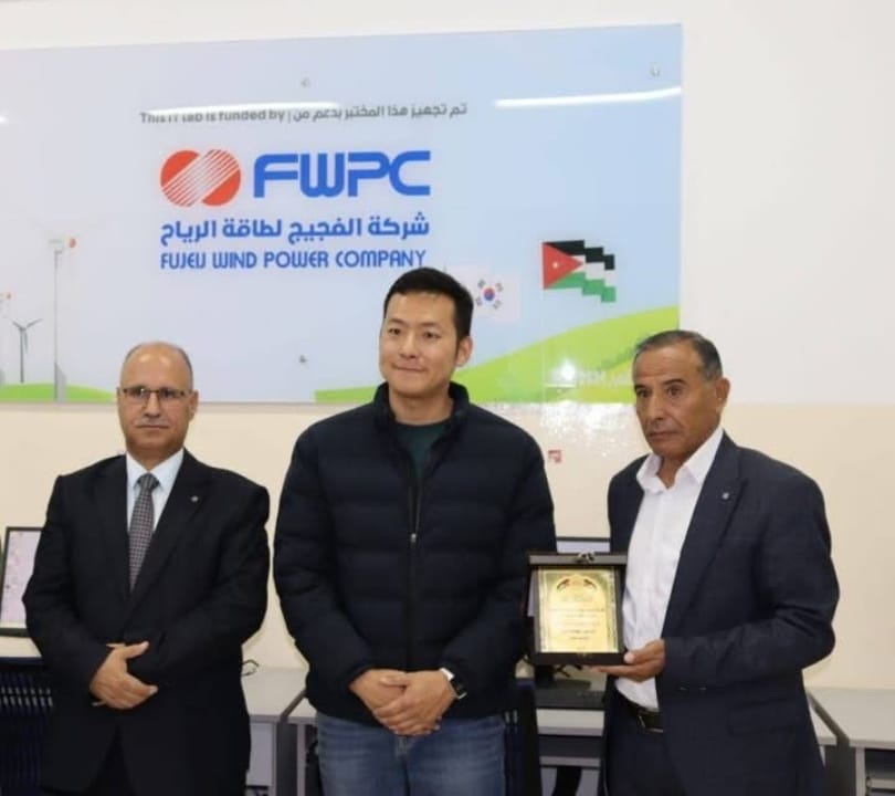 السفاسفة يفتتح مختبرات الحاسوب والفيزياء في مديرية البادية الجنوبية.