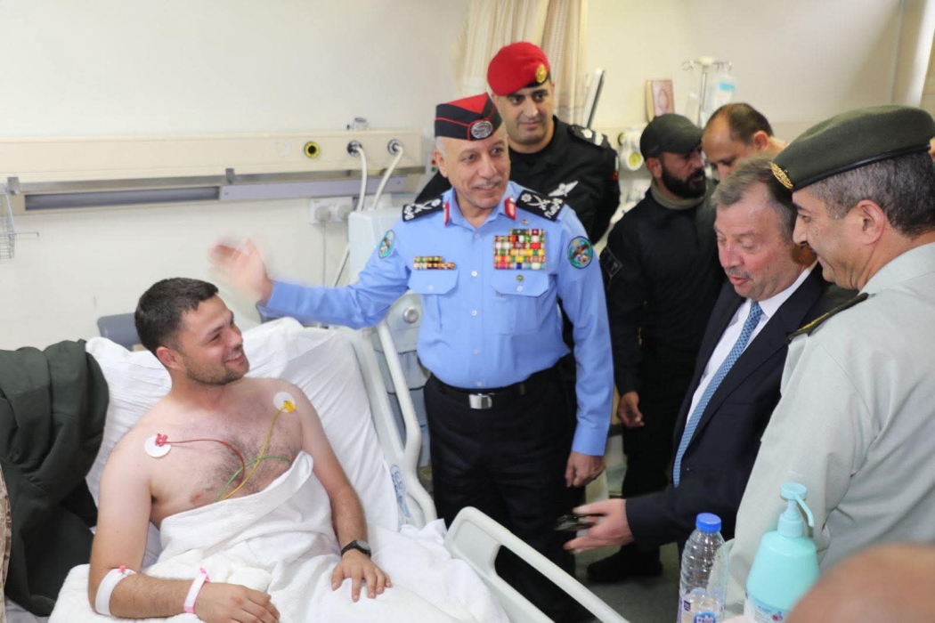 مديرا المخابرات العامة والأمن العام يزوران مصابي المداهمة الأمنية بالرمثا