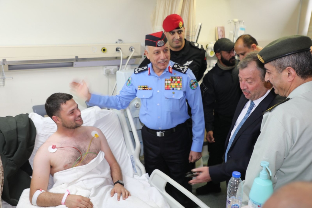 مديرا المخابرات والأمن العام يزوران مصابي مداهمة الرمثا ويطمئنان على صحتهم