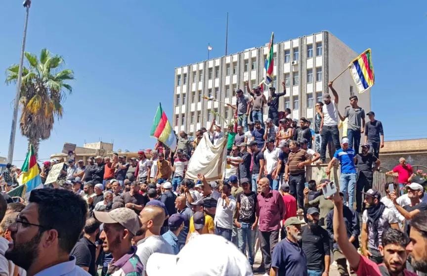 السوريون في السويداء يزيلون كلمة محافظة عن مبنى السرايا