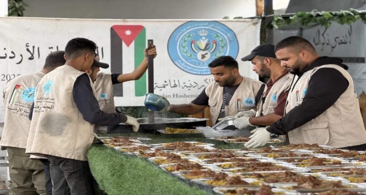 الحملة الأردنية للإغاثة تقدم وجبات لمرضى الكلى في مجمع ناصر الطبي