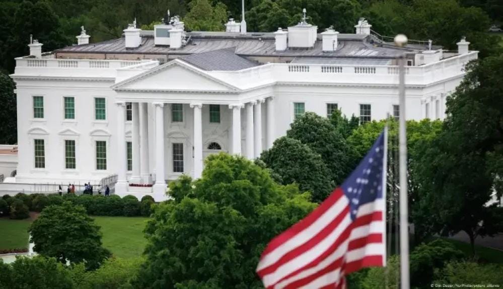 عاجل: إغلاق البيت الأبيض وإطلاق النار بمحيطه وسقوط إصابات وإعلان بشأن ترامب