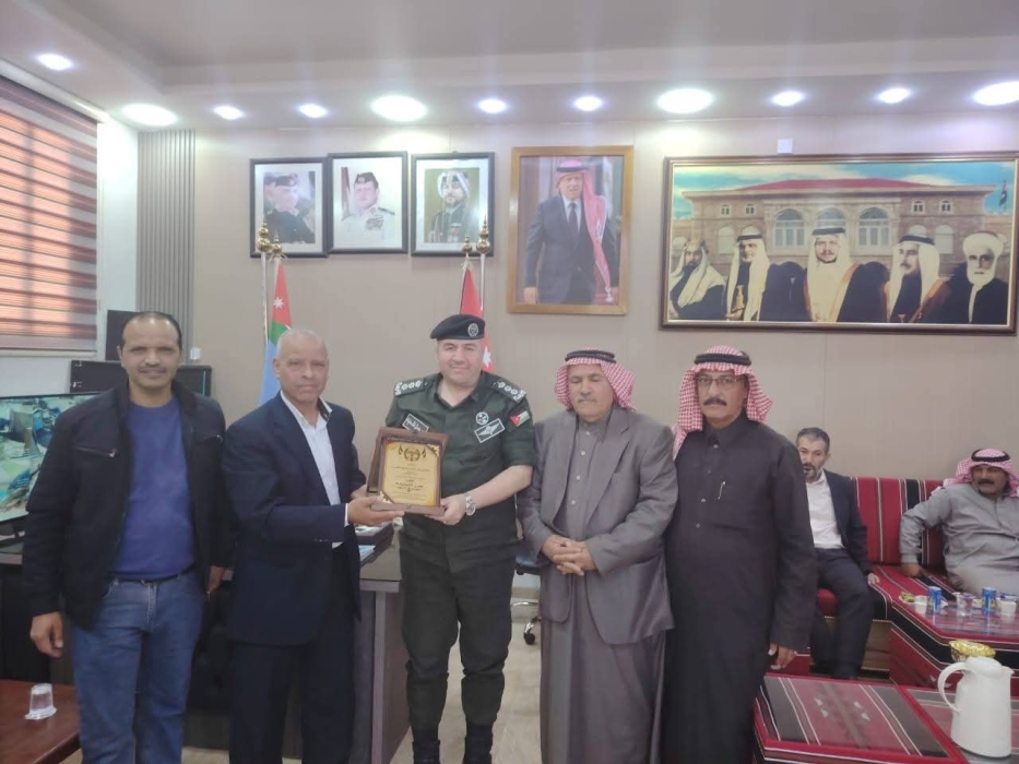مدير شرطة البادية الوسطى يترأس أجتماع المجلس المحلي ويلتقي متقاعدين عسكريين في ألازرق