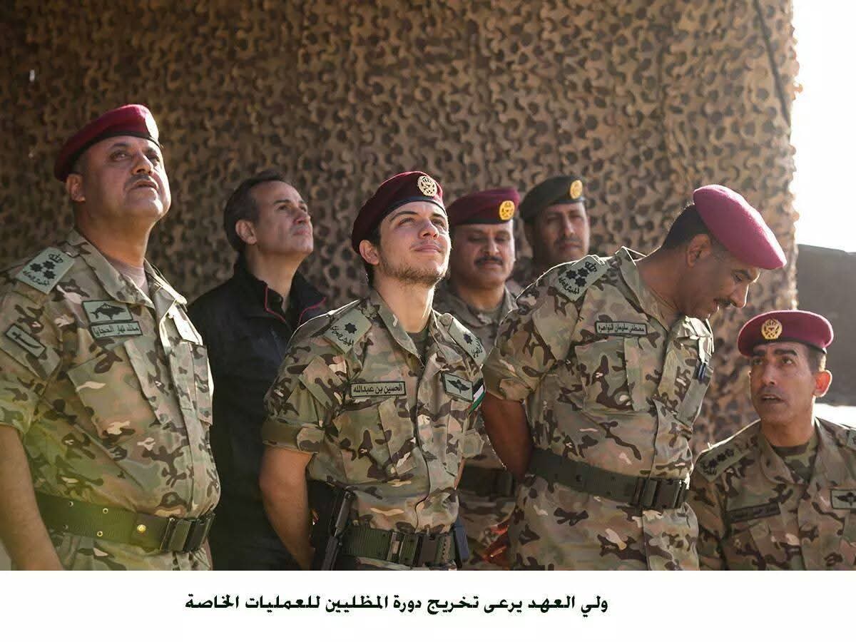 صورة توثق حضور ولي العهد في تخريج دورة المظليين عام 2013