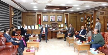 وفد من Pearson العالمية يزور البلقاء التطبيقية ويبحث تعزيز البرامج التقنية