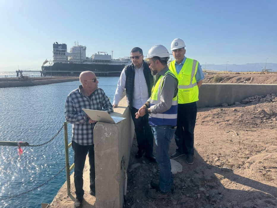 وزير المياه يطلع على جهود تسريع وتيرة العمل بمشروع “الناقل الوطني”