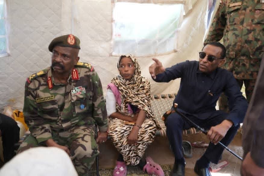 رئيس الوزراء السوداني  يتفقد مركز ايواء نازحي الفاشر في الدبة بالولاية الشمالية