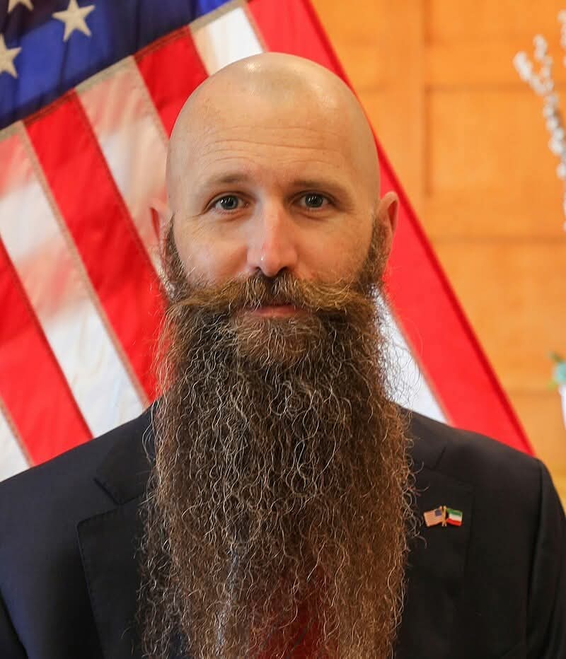 السفير الأمريكي يزور معان ويجول في البترا ووادي موسى