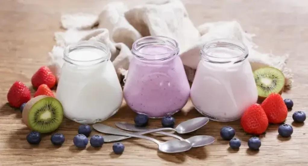 الزبادي اليوناني مقابل العادي: أيهما أفضل للبروتين والكالسيوم؟