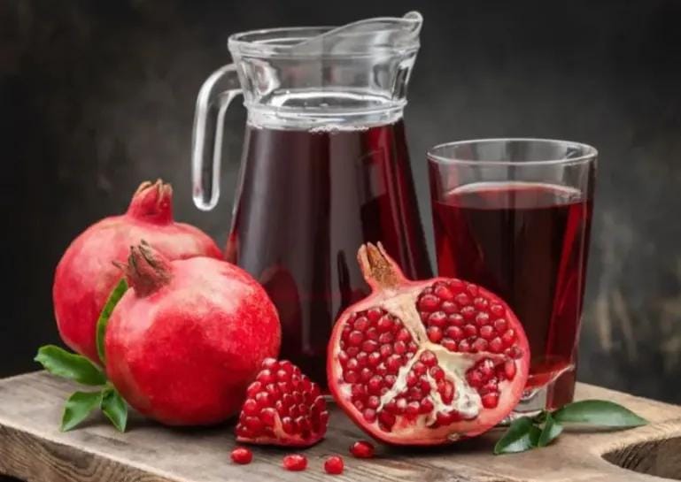 لماذا يُفضّل الأطباء تناول بذور الرمان على الريق بدلاً من العصير؟