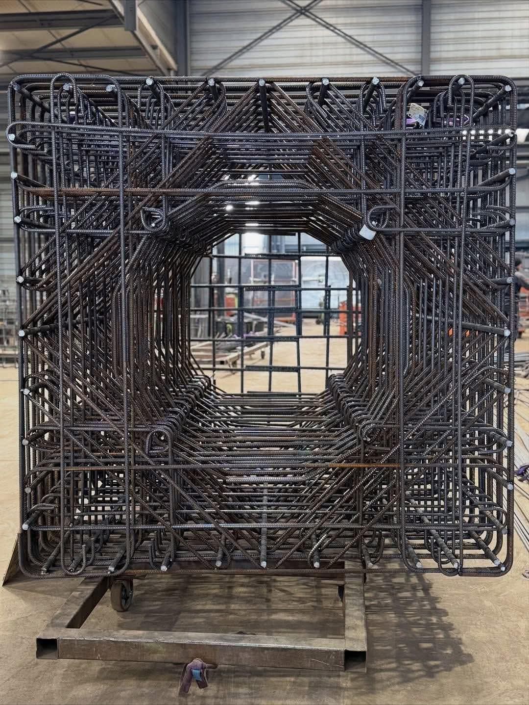 أيّهما أكثر تحديًا… تصنيع قفص التسليح أم تركيبه في الموقع؟