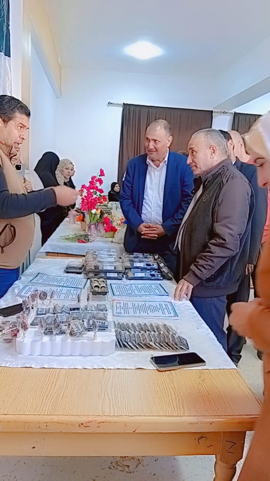 مدير تربية ذيبان يفتتح معرض الحرف الشعبية.