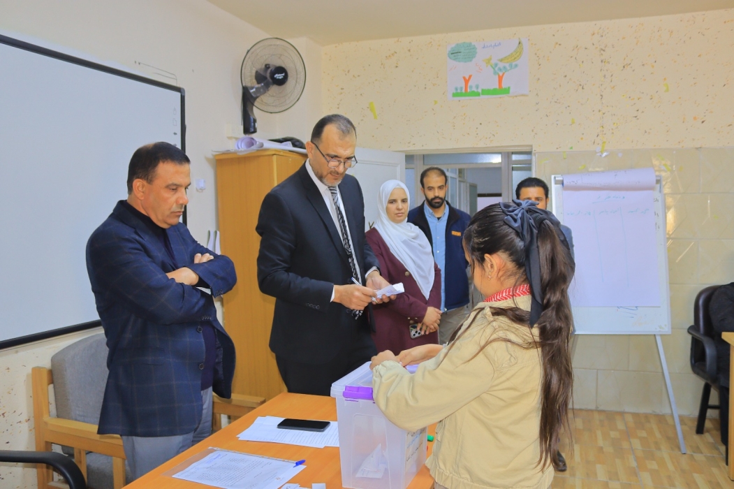 الحويدي تتابع سير العملية الانتخابية لمجلس البرلمان الطلابي في تربية البادية الشمالية الغربية