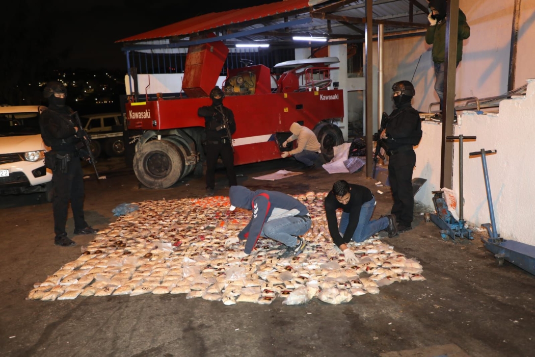 بعد مراقبة استمرت شهرين… الأمن يحبط تهريب 1.2 مليون حبة مخدرة ويطيح بعصابة كاملة...صور وفيديو