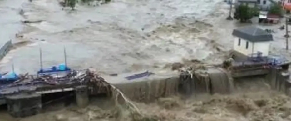 ارتفاع حصيلة ضحايا فيضانات إندونيسيا إلى 502 وأكثر من 500 مفقود