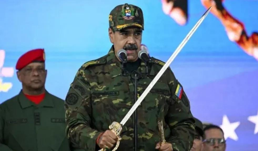 مادورو يلوّح بالتنحّي خلال 18 شهرًا وواشنطن تصرّ على الرحيل الفوري وسط تصعيد عسكري متزايد