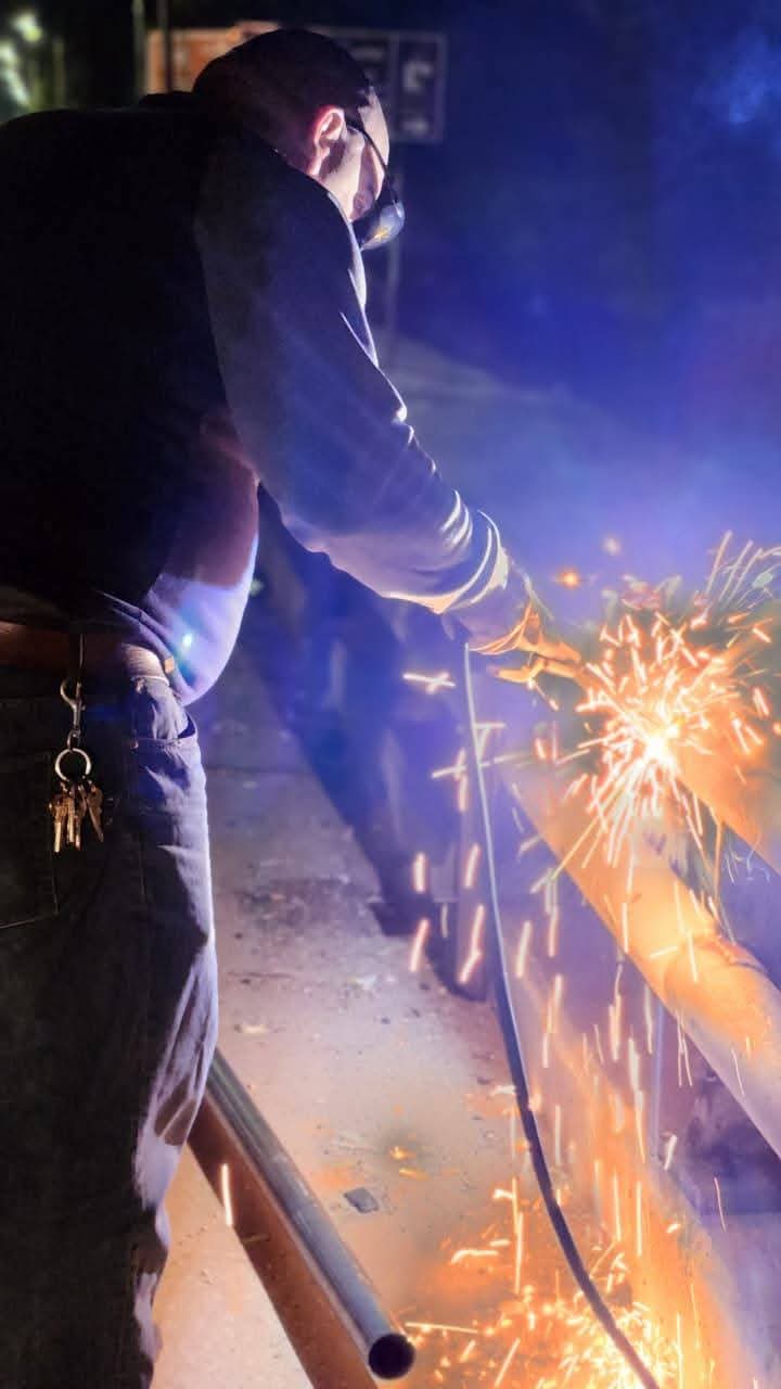 بلدية جرش تباشر أعمال تزيين وإنارة مداخل المدينة