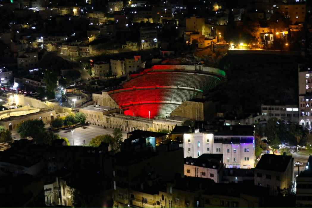 أمانة عمّان تضيء جبل القلعة والمدرج الروماني بألوان علم الإمارات احتفالًا بعيد الاتحاد الـ54...صور