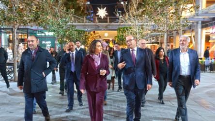 الأميرة ريم علي تضيء شجرة الميلاد في البوليفارد