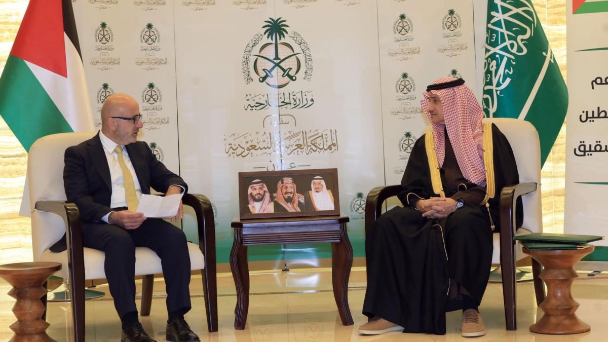 السفير السعودي يسلم الدعم المالي المقدم لدولة فلسطين