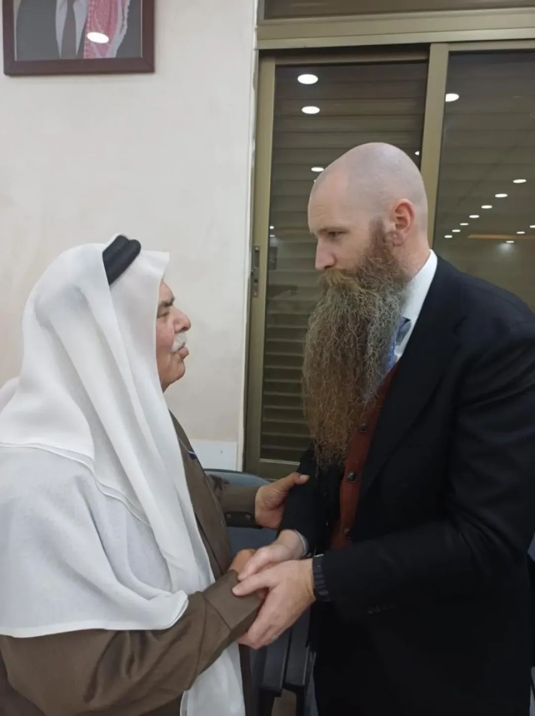 السفير الأمريكي في السلط معزياً بوفاة الصحفي أبو هزيم