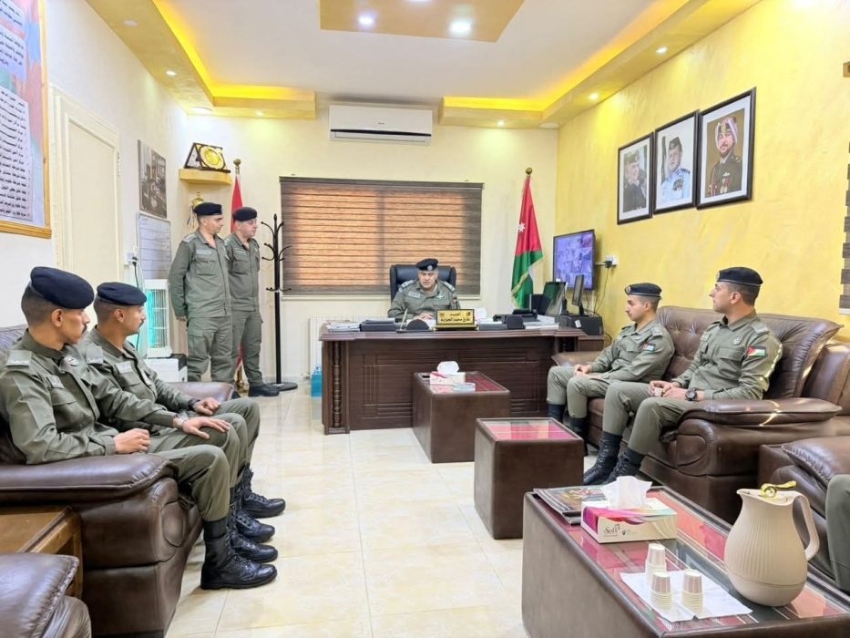 العميد الجوارنه يكرم عدد من مرتبات مديرية شرطة البادية الجنوبية