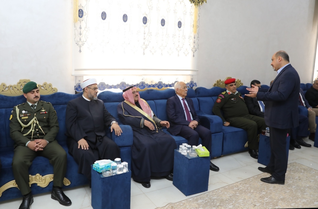 مندوبا عن الملك وولي العهد.. العيسوي يعزي عشيرة الخريشا...صور