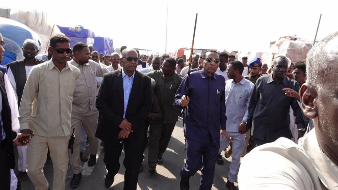 رئيس الوزراء يصدر قراراً بالسماح بتخليص البضائع المكدسة بميناء عثمان دقنة بنظام التسويات