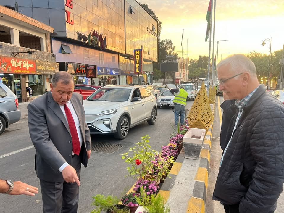 البلدية تواصل تجميل مدخل جرش بزراعة الزهور المتنوعةصور