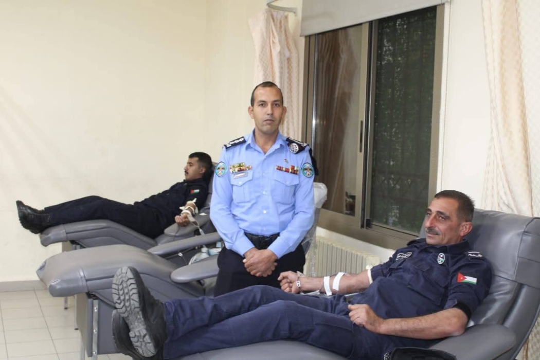 مديرية شرطة محافظة البلقاء تلبي نداء أحد المواطنين بالتبرع بالدم...صور