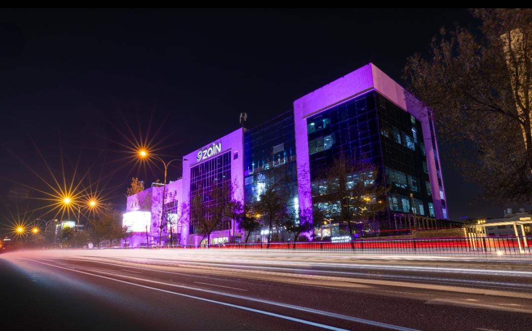 زين تُضيء مبانيها باللون البنفسجي احتفاءً باليوم العالمي للأشخاص ذوي الإعاقة