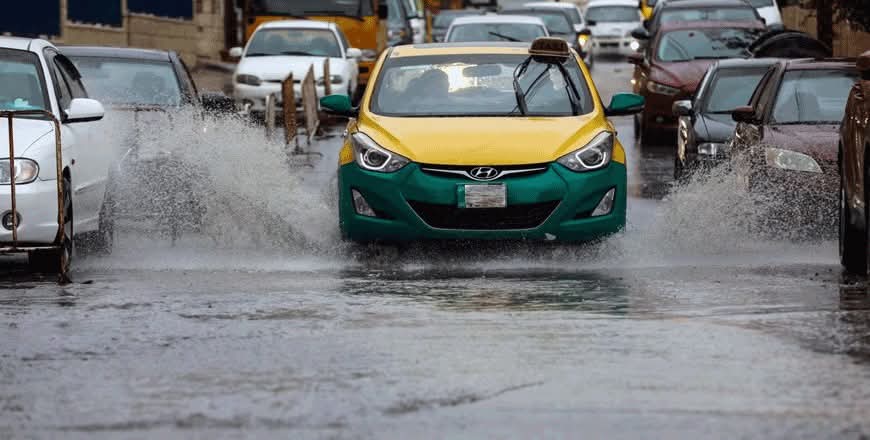 منخفض متقلب يجلب أمطارًا وغبارًا وسيولًا