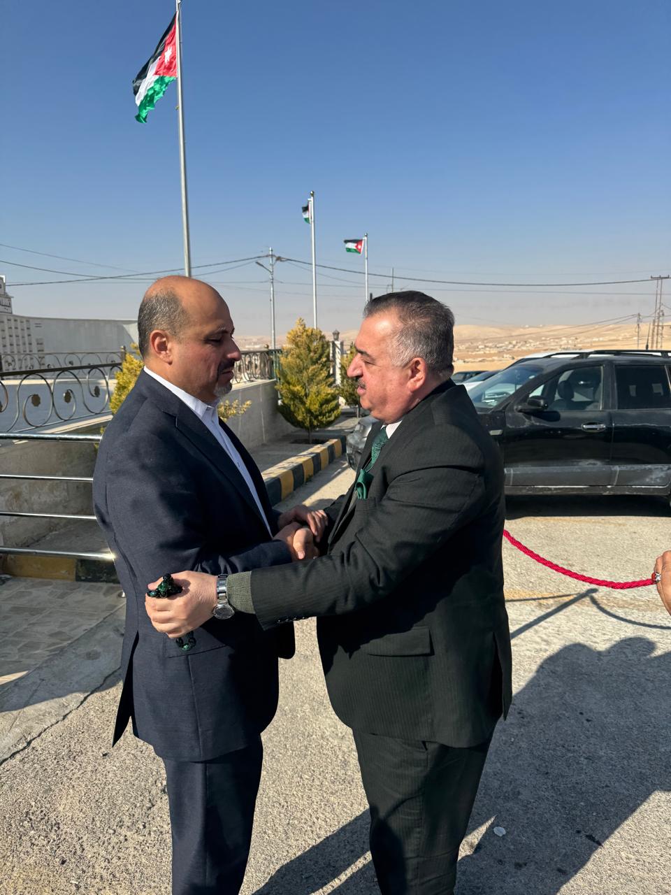 سفير العراق يزور الموقر لتقديم واجب العزاء بوفاة والدة المحافظ حاكم الخريشا