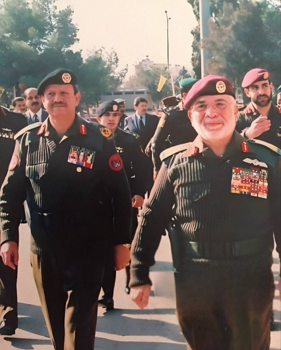 صورة نادرة للملك الحسين والمشير الكعابنة يرافقهما الأمير راشد وعدد من الضباط