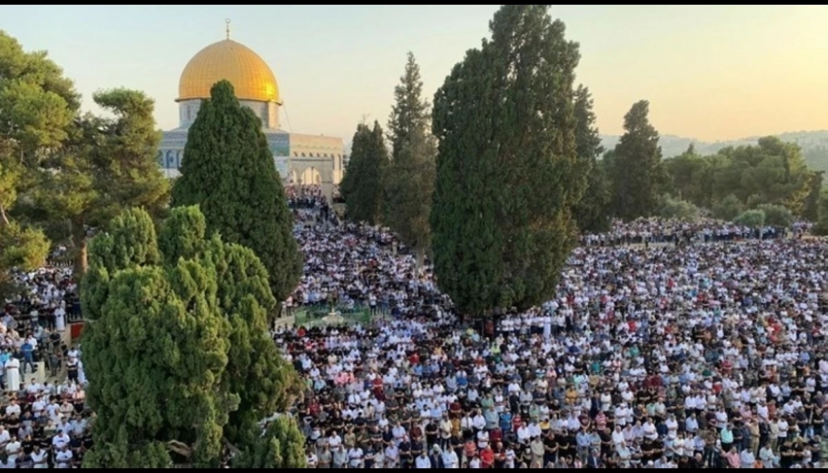 عشرات الآلاف يُؤدون صلاة الجمعة في المسجد الأقصى