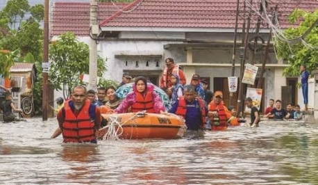 ارتفاع حصيلة قتلى الفيضانات في إندونيسيا إلى 883