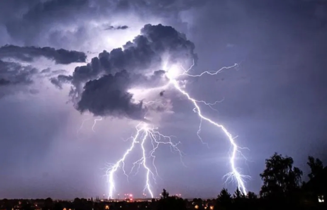 الأرصاد تحذر الأردنيين من البرق
