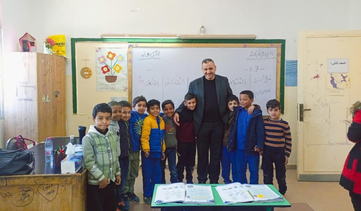 الجريري يتفقد الصفوف الثلاث الاولى في مدرسة الجيزة الثانوية المختلطة.