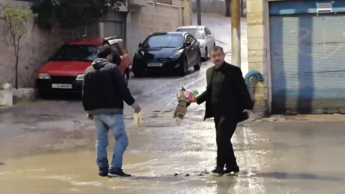 رئيس لجنة بلدية الزرقاء يتدخل شخصياً لتنظيف منهل مغلق