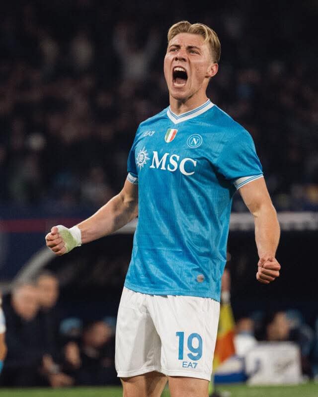 نابولي يحسم القمة ضد يوفنتوس لصالحه بفضل تألق هويلوند