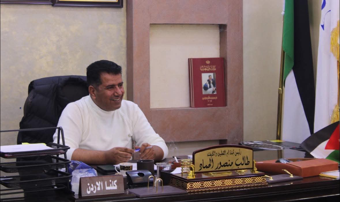 الحماد يوضّح تفاصيل تنفيذ الطريق الإسمنتي في أم القطين عبر إذاعة جامعة آل البيت