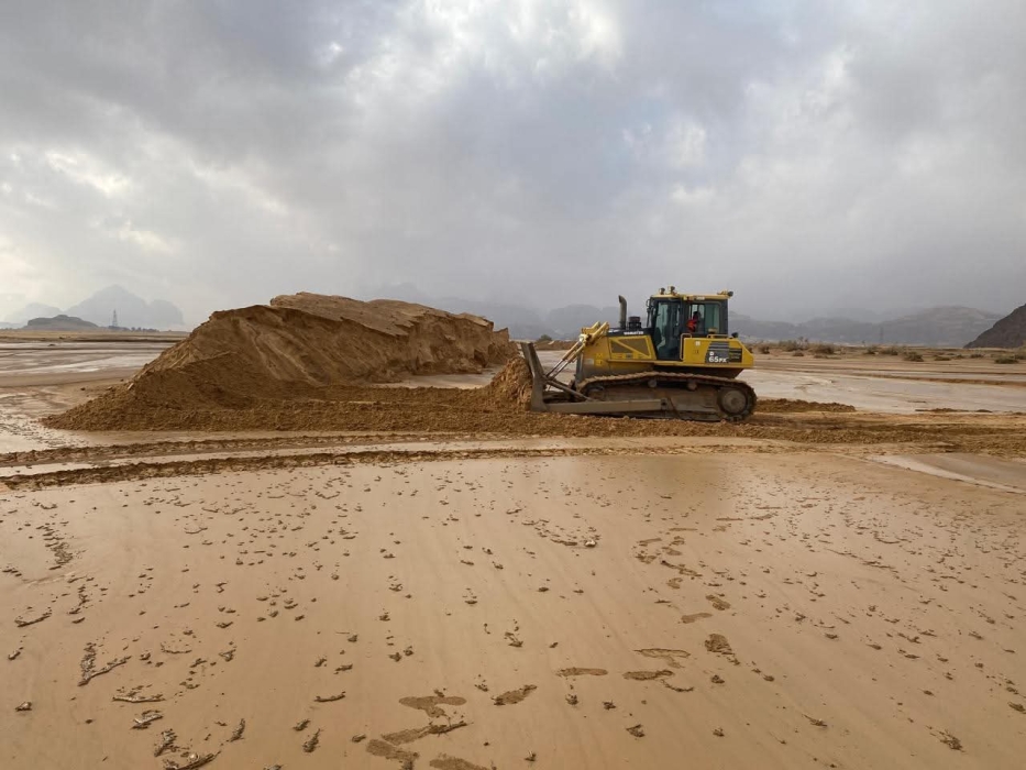 إجراءات طارئة في الديسة لمعالجة انهيار الساتر الترابي بسبب الأمطار الغزيرة...صور