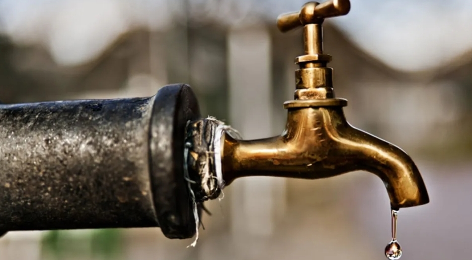 الحكومة: التحديات المائية تجبرنا على تزويد المياه مرة أسبوعياً بالأردن