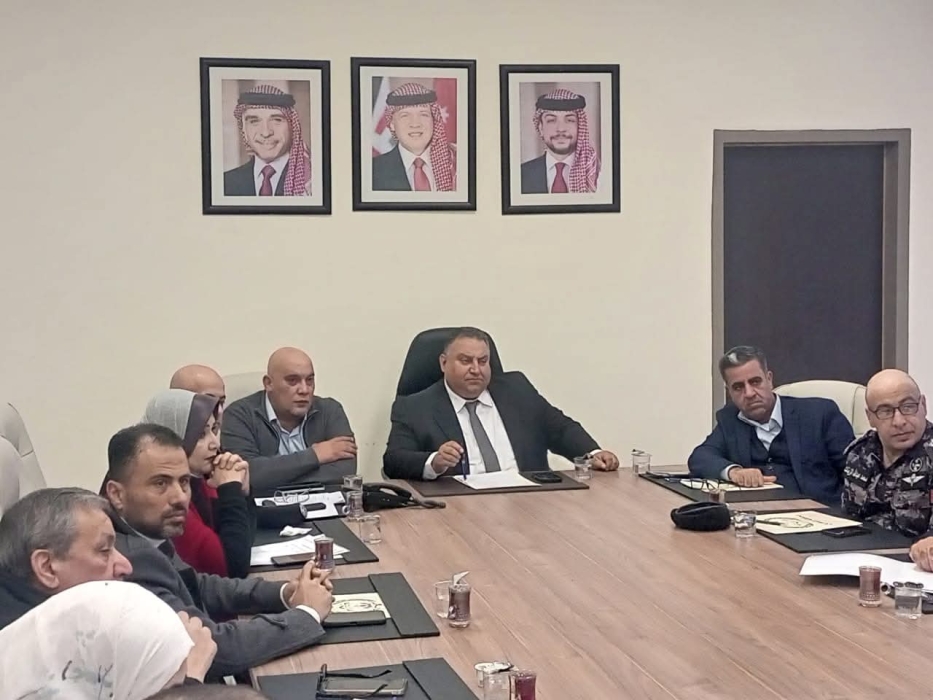 محافظ المفرق يعقد اجتماعاً طارئاً للجنة الطوارئ الشتوية لمواجهة المنخفضات الجوية...صور