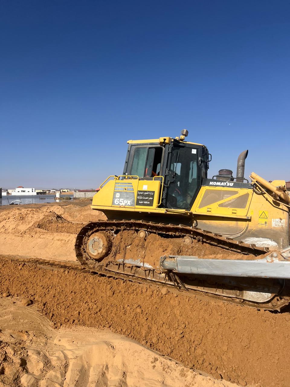 جهود ميدانية لفتح قنوات تصريف آمن وحماية منازل الديسة