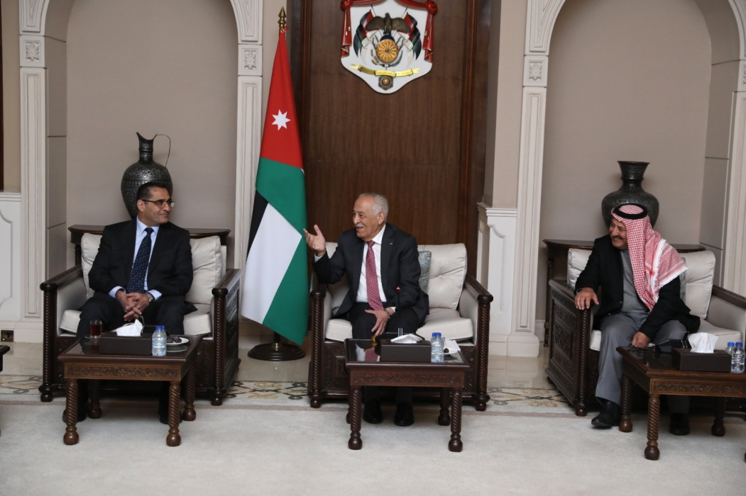 رئيس الديوان الملكي خلال لقائه وفدا من أبناء عشيرة الكردي...صور