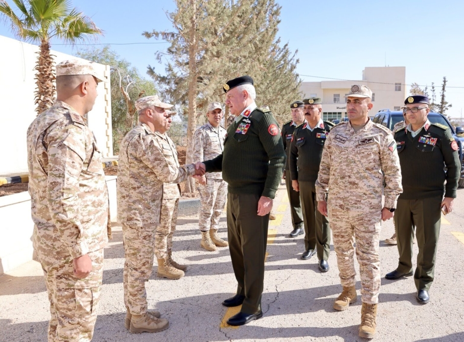 رئيس هيئة الأركان يتفقد مركز تدريب خدمة العلم